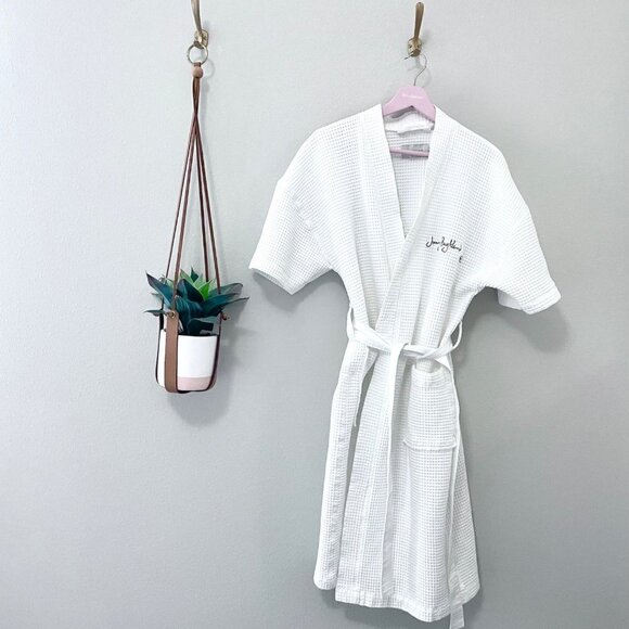 Frette Unisex Embroidered Jumby Bay Island Waffle Robe White Size M - Picture 1 of 7